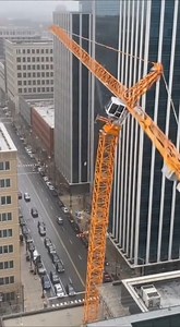 Tower Crane Collapses in Downtown Core, Crashing Through Multiple Buildings. April 17, 2026 — 10:26 a.m. EDT — downtown Raleigh, North Carolina. A catastrophic construction incident unfolded late Friday morning after a tower crane collapsed in the heart of downtown Raleigh, crashing through multiple buildings as it fell and triggering a large-scale emergency response across the city center. According to preliminary reports from city officials, the crane was operating atop a high-rise constructio