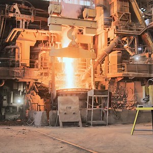 🔥 Découvrez les coulisses de la fabrication de la Torche qui illuminera les Jeux Olympiques et Paralympiques de Paris 2024 ! 🏅 Dans cette vidéo, suivez les pemières étapes de fabrication de l'acier de la Torche, 100 % recyclé et 100 % fait en France, pour une empreinte carbone réduite. Le savoir-faire de nos sites donne vie à ce symbole de fierté et de performance. Rejoignez-nous pour un voyage passionnant ! 🌟🏭 #ArcelorMittalFrance #ArcelorMittal #Paris2024 #Torche #Industrie #Acier | Arcelo