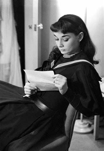 — come on audrey !! • actress : audrey hepburn • movie : funny face • song : come on eileen - the dexy midnight runners tags : #fyp #vintage #60s #audreyhepburn #audreyhepburnedit audrey hepburn vintage 60s edit old hollywood