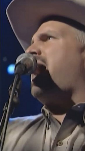 🎶 Garth Brooks' CMA-Winning Song "Friends In Low Places"! 🏅#GarthBrooks #classiccountry