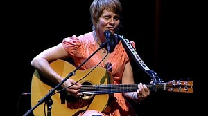 Music Monday: Another song from Live at the Paradiso, 2007, in Amsterdam. You prolly know this one. 🔥 🔥🔥🔥🔥🔥🔥🔥🔥 #sunnycamehome #paradiso #acoustic #johnleventhal #liveperformance #musicmonday | Shawn Colvin