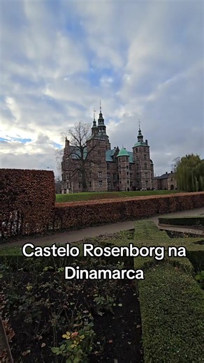 O Rosenborg Castle é um dos castelos mais famosos da Dinamarca e uma das principais atrações históricas de Copenhague. Foi construído no início do século XVII pelo rei Christian IV como residência real de verão. O castelo é um excelente exemplo da arquitetura renascentista dinamarquesa, com torres elegantes, tijolos vermelhos e interiores luxuosos. Destaques do castelo Abriga as Joias da Coroa Dinamarquesa e as insígnias reais. Possui salas preservadas com móveis, tapeçarias e objetos usados pel