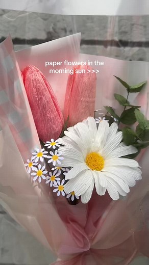 daisies and tulips are one of my favorite pairings! #paperflower #crepepaper #crepepaperflower