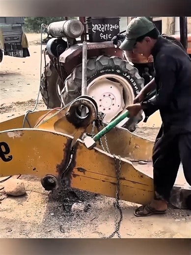 Broken Loader Arm? Pakistan Engineers Say ‘No Problem!’ 😳 #facts #factsvideo #factsdaily #akonmainul Copyright Disclaimer: =================== This channel may use some copyrighted materials without specific authorization of the owner but the contents used here fall under “Fair Use”. Copyright Disclaimer under Section 107 of the Copyright Act 1976, allowance is made for