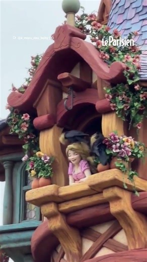 Crows pluck Rapunzel's hair at DisneySea