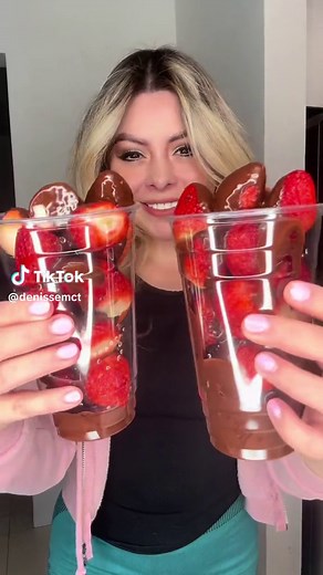 Las Fresas Virales 🍓 con CHOCOLATE 🍫💘 Tienes que prepararlas 🤩 INGREDIENTES: 1 kilogramo de fresas grandes 200 g de Chocolate semi amargo 70% cacao (debe tener azúcar) 2 cucharadas de aceite de coco o aceite vegetal Por cada 100 g de chocolate utiliza 1 cucharada de aceite de coco. . . . #fresas #fresa #fresas #tiktokfood #lodescubrientiktok #chocolates #strawberry #strawberries #chocolatestrawberries #strawberryandchocolate #strawberrys #receta #recetas #recetascaseras #recetasfaciles #rece