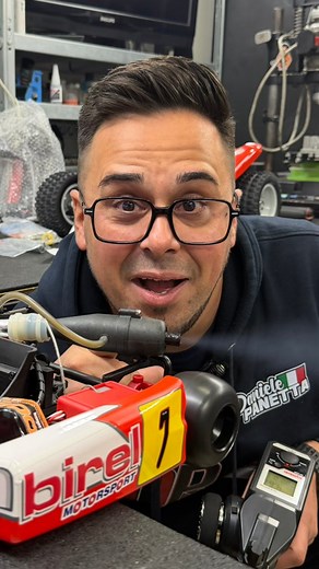 LA PRIMA ACCENSIONE. 😳🔥 Sono momenti così che ci ricordano perché amiamo il modellismo. Questo è un Kyosho Birel R31-SE, NUOVO, mai acceso prima. Oggi abbiamo fatto la sua prima accensione, come si faceva “una volta”: con pazienza, controllo e rispetto. Controllo, preparazione, carburazione e setup. E poi… il primo respiro del GZ15. Un pezzo di storia che torna a vivere. 🏁🔥 Tu come la pensi? Lo terresti in pista o in vetrina? 👇 #dpmodellismo #birel #kyosho #r31se #modellismo #rcitalia #goka