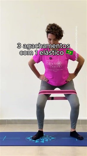 Agachamentos com elástico para fortalecer pernas e glúteos