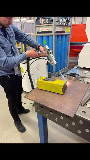 💥Echipamente de Curățare, Sudare și Debitare Laser FLX Pro Weld!💥 ✅ Sudură Laser de Mare Randament și Finețe!✅ 👉https://lnkd.in/f_eXKNu 👌Sudura laser este cea mai performanta procedura de sudura, in special pentru tablele subtiri si are o viteza de sudura de pana la 120 mm pe secunda, fiind o varianta extrem de utila pentru sudarea tablelor de inox, aluminiu, cupru, titan, otel carbon, table galvanizate, etc. 👉Totodata acelasi sistem se poate folosi si pentru DEBITARE și CURĂȚARE! ⚡️ Avanta