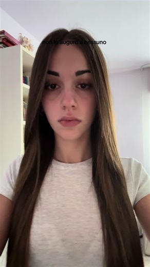 essere sempre insoddisfatti verso se stessi, avere un senso di incapacità in tutto, provare ribrezzo davanti all’immagine che vedi riflessa nello specchio. gli occhi iniziano a spegnersi e l’unica cosa di cui ti importa è come appari all’esterno; di quello che sei dentro non te ne frega più niente. non vuoi uscirne e senti costantemente la gente che ti dice di lottare quando tu vorresti solo sprofondare. ma infondo nessuno può capire se non chi ci è passato veramente, perciò parlatene, parlatene