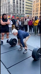 80KG STREET CHALLENGE… GRANDPA SHOCKS NYC #NYCStreetChallenge #80kgLift #GrandpaStrength #USAViral #RealReactions #StreetGym #NoFake #CrowdGoesWild #ViralReels #Respect | ArozPlay