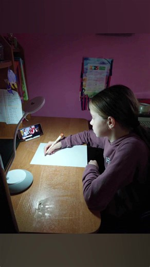 Október 27-én, az ukrán írásbeliség és nyelv napján diákjaink lelkesedéssel csatlakoztak az Ukrán Nemzeti Egység Rádió-tollbamondásához – „Élni kell” címmel. Ezzel is kifejezték tiszteletüket a nyelv, a kultúra és az összetartozás értékei iránt. 27 жовтня — День української писемності та мови. У цей день учні та вчителі Берегівського ліцею ім. Г. Бетлена в онлайн-форматі долучилися до написання Диктанту національної єдності, який цього року мав назву «Треба жити». Захід сприяв розвитку мовної ку