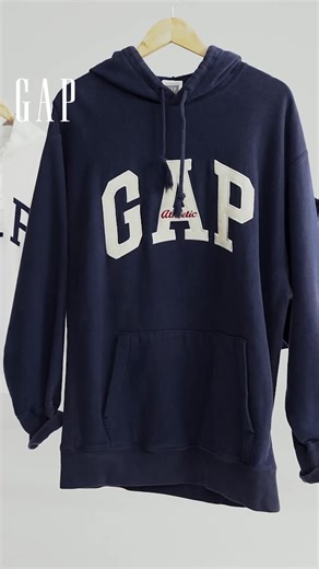 Świętujemy trzecią dekadę w wielkim stylu! ✨ Bluza GAP z kultowym logo już od 30 lat jest symbolem własnego stylu.  Wybieraj spośród wielu kolorów i fasonów i świętuj z nami. 拾 ️ Kupuj na gap.pl oraz w sklepach stacjonarnych. Darmowa dostawa dla klubowiczów GAP+.  | Gap Polska | Facebook