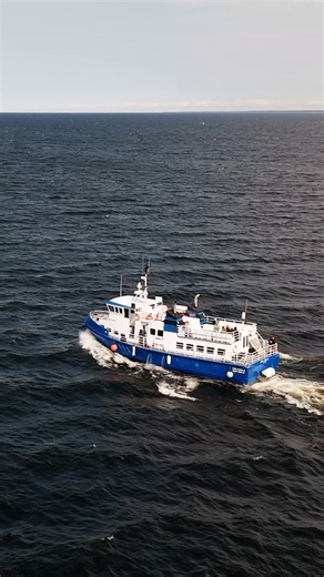 Lähde unohtumattomalle merimatkalle Kiira- tai Bon Marin -laivalla Maakallan saarelle! 🌊⛴️ Risteily starttaa Kalajoen Konikarvon satamasta ja kuljettaa sinut tunnissa avomeren halki perinteikkäälle saarelle. Maakallassa on noin 1,5 h aikaa tutustua 1700-luvun puukirkkoon ja pappilaan, ihailla saaristoluontoa ja ostaa savusiikaa suoraan saarelaisilta. 🐟✨ Tiesitkö, että Maakallan saarella on itsehallinto, joka pohjautuu 1700-luvun kuninkaalliseen säädökseen – karikokous kokoontuu yhä kerran vuod