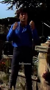 En avril 1982, paraissait le premier extrait de l'album "Vendeurs de larmes" : "Vivre ou survivre", une chanson qui marque un virage musical. Daniel Balavoine tend à s'éloigner de la variété pour s'inscrire dans une new wave encore balbutiante imprégnée de rock. 🎧 https://Balavoine.lnk.to/VivreOuSurvivreFP | Daniel Balavoine