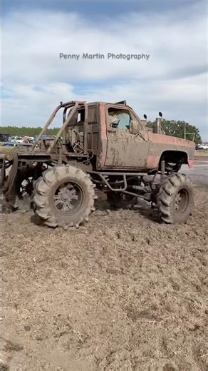 Square Body Chevy makes a pass #mudbog #offroad #mudslinging