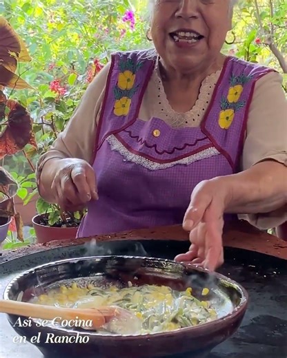 Rajas con Elote en Crema Estilo Rancho Con Tortillas Recién Hechas