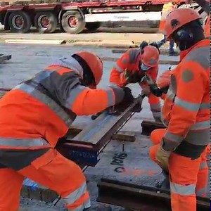 Le tracé des nouvelles lignes de tramway se concrétise. Ce mercredi 24 mars, les entreprises commencent à poser le dispositif qui permettra aux tramways de changer de sens de circulation au niveau de la station Monplaisir. | Angers Info