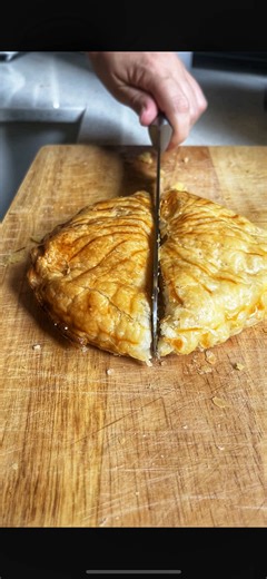 🤴Galette des rois👇 In France, Epiphany is a special day we celebrate by sharing a galette des rois. A simple tradition: gathering, cutting the cake, finding the fève, and enjoying the moment together. This year, I made it with my child, and it was a little messy, egg shells in the mix but little hands helping, and lots of smiles. In the end, it didn’t look too bad and tasted delicious 🤤 We shared it with our neighbours, because that’s what this tradition is really about: togetherness 🤍 Passi