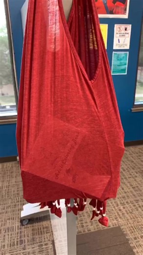 These no sew totes also look nice without pony beads! #tutorial #diy #craft #library #fyp #nosew