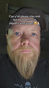 Please wait a sec… 💔🙏 He’s hanging on by a thread… your comment or share can help keep his little slipper business alive 🥹 #smallbusinesscheck #catmom #catdad | Carlslides