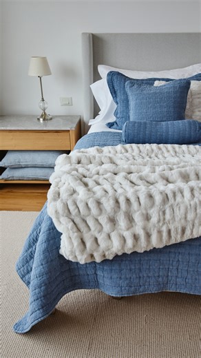 Elevá tu descanso, transformá tu espacio. Texturas suaves y detalles que invitan a quedarte un rato más. Descubrí el placer de llegar a casa y sentir que todo está en armonía. 🌿 Aprovechá descuentos con AMEX, además hasta 6 cuotas sin interés > homecollection.com.ar #homecollection #hogar #sueños #cuarto #lookcama #cama #descanso #cubrecamas #mantaspiel | Home Collection