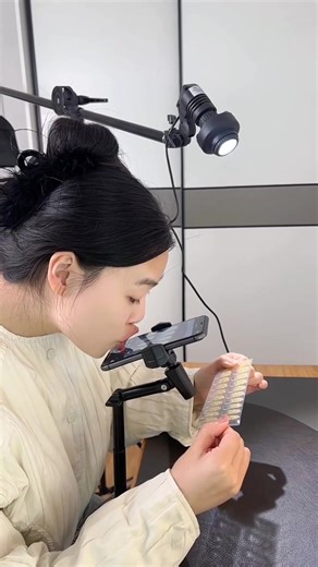 ဟုတ်ပါတယ် ဒါကတော့ UV မီးအောက်မှာ စက္ကန့်၆၀အတွင်း မာသွားစေတဲ့ Apple’s Nail ရဲ့ Gel Nail Sticker ပါ။ သဲလေးတို့ရဲ့ လက်သည်းတွေကို ကျိုးပဲ့လွယ်ခြင်းမှ ကာကွယ်ပေးပြီး အရှည်မြန်စေပါတယ်။ အသုံးပြုရလွယ်ကူပြီး မိနစ် ၃၀ အတွင်းမှာပဲ saloon quality အတိုင်းရစေပါတယ်။ လက်သည်းပျက်စီးခြင်းမှလဲ ကာကွယ်ပေးပါတယ်။ #gelnailhacks #gelnailsathome #gelnailsticker #nailbiting #nailgrowth #longnails #applesnail #gelnailstickers #satisfying #gelnail #frenchnails #manicure #uvgelnails #yangon #myanmar #pedicure #uvgel #လက်သည်းဝ