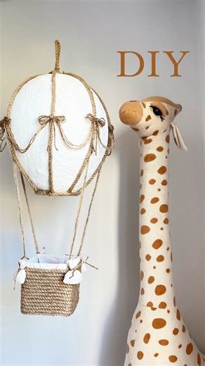 Lütfiye Öztürk on Instagram: "🎈UÇAN BALON🎈 Bu sefer canımın canı için çalıştım 🥰Yengesinin kuzusu öyle bir zamanda gelecekki Allah’ın izniyle merhemi olacak acılarımızın… Sağlıkla, mutlukla gel canım oğlum seni nice güzel heyecanlarla bekliyoruz ♥️♥️ @tugcekilinc_ KULLANDIĞIM MALZEMELER: -Alçılı sargı bezi -Halat ip 6 mm( yanları için ipi açıp kullandım, fiyonklarda da aynı ipten yaptım) -Balon -Boş kutu -Parça kumaş —Yapılışı hakkında bilgi almak için yorumlarda buluşalım 🎉🎉 -reklam mar