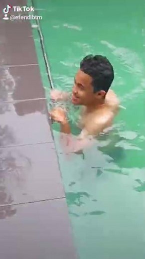 stw..mandi di kolam renang tamara