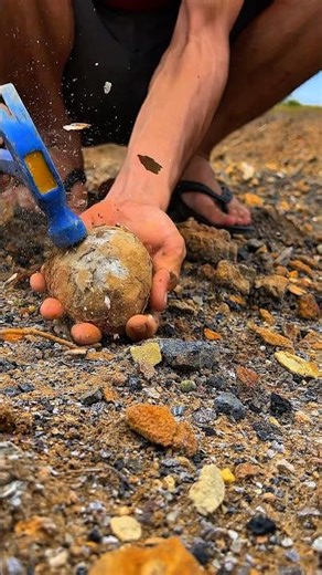 We try to split this mysterious rock, see what's inside #breaking #adventure #crystals #geode