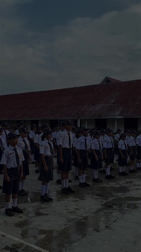 “Dari upacara sederhana, lahir generasi luar biasa.”🇮🇩 #fyp #sekolah