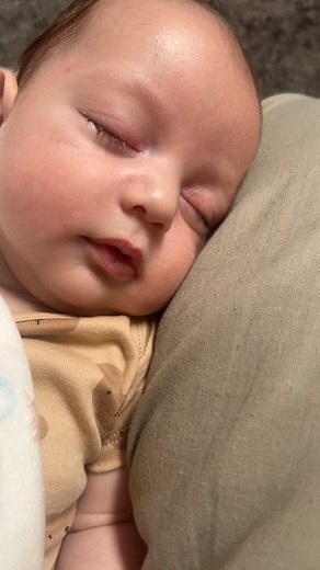 Its a hard life … 👀😂 #newborn #smiley #fyp #newbornbaby #Smile #sleepy #sleep #fallingasleep #7weeksold #baby #babyboy #babyfever #mum #mumlife