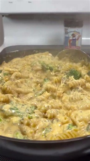Creamy Shrimp & Broccoli Pasta #Shrimp #QuickDinner #EasyRecipes #HomeCooking #Foodie #Pasta #Shorts