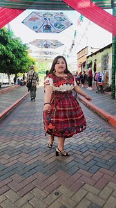 Una hermosa chapina modelando su traje típico #quichelenses100 #Nebaj #viralreels #chapinasdecorte #fyp #mujeresdeguate #actitud #viernes #findesemana #chapina #amor #mujer #viral #challenge #viral #reelsfyp #reelschallenge #navidad2025 | Florecita Lopez