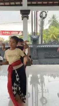 Latihan Menari Bali "Tari Rejang Dewa"