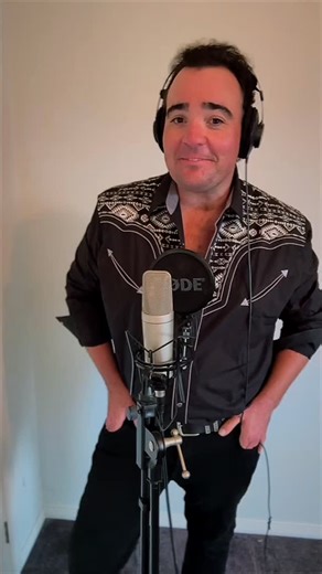 Free fallin’ and feeling every word tonight 🎶 🎙️ | Jason Owen