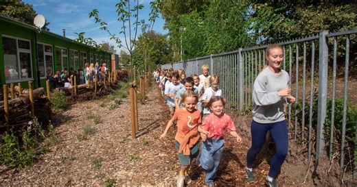 Basisschool De Zonnebloem opent klimaatspeelplaats met loopwedstrijd