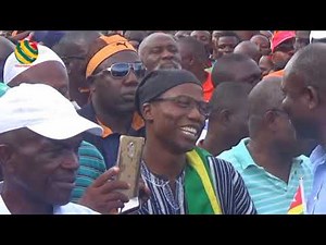 La grande foule des manifestants ovationne les leaders de la Coalition de l'opposition