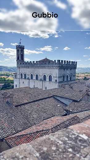 Gubbio è una delle città medievali più affascinanti d’Italia.⁣ ⁣ Ecco cosa non perdere 👇🏻⁣⁣ ⁣ 📍 Piazza Grande – una delle piazze più scenografiche d’Italia, sospesa tra cielo e colline. Da qui il panorama sull’Umbria è spettacolare.⁣ ⁣ 📍 Palazzo dei Consoli – simbolo della città, custodisce il Museo Civico.⁣ ⁣ 📍 Funivia Colle Eletto – aperta, panoramica e un po’ adrenalinica: porta fino alla Basilica di Sant’Ubaldo, patrono di Gubbio, con una vista mozzafiato sulla vallata.⁣ ⁣ 📍 Teatro Rom