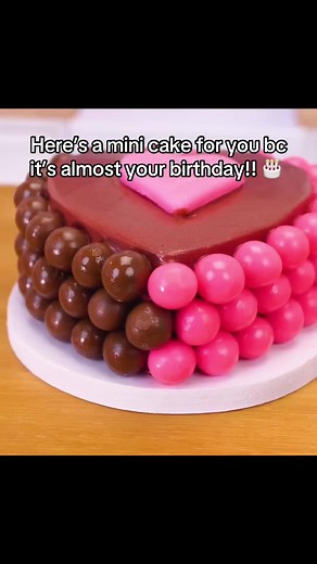 Mini Bakery Cakes for Your November Birthday
