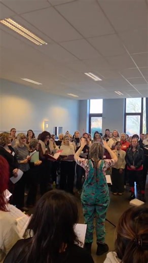 ⚡️ Travailler et créer un son de choeur 💪 Hier, c'était répétition Arkane ⚡️ On continue d'avancer sur le répertoire avec Emeline Burnotte - Cheffe de choeur , on avance sur la présence scénique avec Simon Paco et on prépare notre rencontre avec Alice on the roof du mois prochain ✨️ Les choristes... comment vous décririez Arkane en 3 mots 🤔🤔🤔 Et pour le public, les places sont par ici : https://www.singforthemoment.be/arkane-en-concert | Arkane