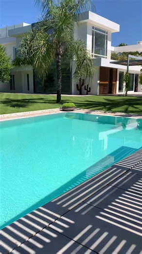 Charlie D'Amelio's Luxurious 6 Million Dollar Mansion Tour