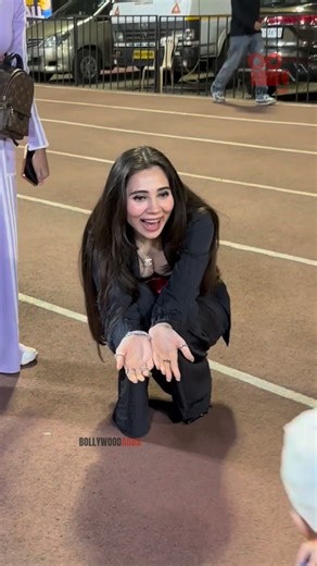 Bollywood ADDA on Instagram: "Zara Khan’s Masti with little kid is so cute and we are in awe of it 😍🔥❤️ #zarakhan #bollywoodadda #bollywood #actor #zara"