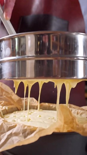 Cheesecake basc - rețeta pentru 1 formă de copt cu diametru 27 cm: 900 g brânză cremoasă 250 g zahăr cristal 200 ml smântână pentru frișcă, 35 % grăsime 100 g brânză de burduf, una mai cremoasă 45 g făină albă 6 ouă mari, temperate 5 ml extract de vanilie (aici depinde și de gust) Bați brânza (inclusiv burduful) cu zahărul, până la dizolvarea acestuia. Adaugi ouăle, pe rând, mixezi la o viteză moderată. Adaugi smântâna pentru frișcă și vanilia. Oprești mixerul, cerni făina peste compoziție, înco