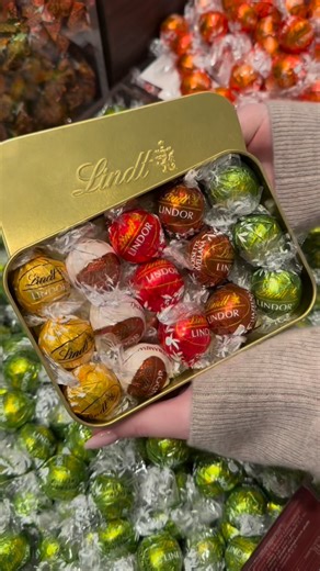 Pralinky LINDOR❤️ = ten nejsladší dárek 🎁 Stavte se v našich Lindt prodejnách pro PICK&MIX! Na výběr máte hned několik dárkových variant plných pralinek LINDOR🍫. A nezapomeňte si říct o horkou čokoládu👌 s sebou. Najdete nás ➡️ www.lindt.cz/stores ☕️📍 Lindt prodejna, 28. října 11/376, Praha 1 Můstek ☕️📍 Lindt prodejna, Fashion Arena Prague Outlet, Zamenhofova 440, Praha-Štěrboholy #LindtLove #LindtShop #Lindtczsk #Lindor #darek | Lindt