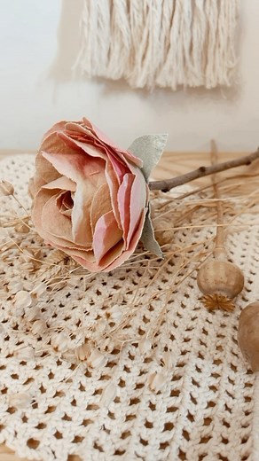 Flores de tela vintage Les dejo éste modelo de flor, lo primero que hice fue teñir la tela con una mezcla de decoralba amarillo otoñal un poco de barniz(también puede ser pegaalba) agua, una vez que lo paso por ahí lo sumerjo en la mezcla con Borgoña magenta agua. Saco los excesos y dejo secar. Corto los pétalos como te muestro en el video y la armo como siempre te muestro. Me acompaña en éste proyecto @albaartistica Si tenés alguna duda podes hacerla en comentarios, nos vemos en el próximo reel