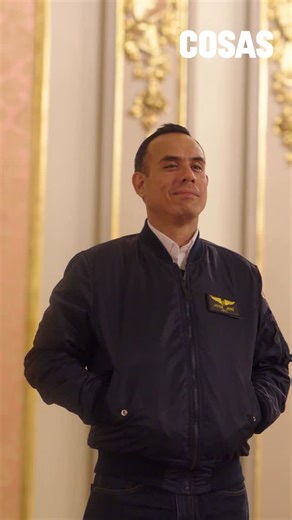 COSAS Perú on Instagram: "En exclusiva para la edición especial de fin de año de COSAS, el presidente José Jerí abre las puertas de Palacio de Gobierno, para explicar su plan de seguridad ciudadana, develar sus políticas económicas, desmentir rumores sobre su entorno palaciego y revelar interioridades de su gobierno de transición. Cree que su estilo prioriza la presencia del Estado en las calles, la reconexión con la población y el consenso con el Legislativo: “Lo bueno de mi origen parlamentari