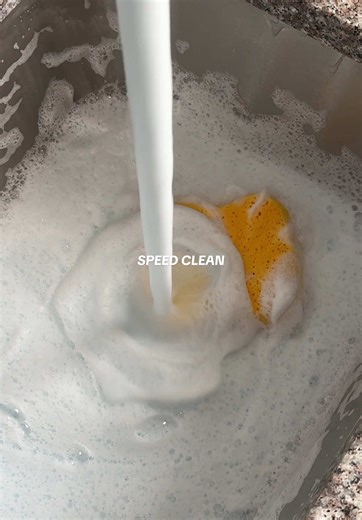 If this is on your fyp leave a 💫 in the comments! #CleanTok #CleaningAsmr #Sudsy #SpongeAsmr #ScrubbingAsmr