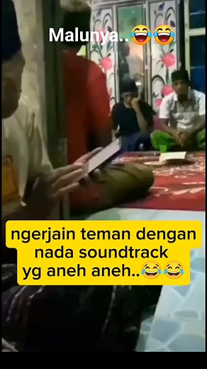 814K views · 10K reactions | Hiburan.. Soundtrack nya aneh aneh.. Si babang jadi malu.. #hiburan #lucu | Nainggolan Lumban Raja | Facebook