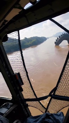 🦖 GIANT DINOSAUR-LIKE CREATURE SPOTTED IN THE AMAZON RAINFOREST — Military Confirms Sighting! 😱🌴 ⸻ 📝 Description: Deep inside the Amazon, where no human has ever stepped, something ancient has awakened. Drone footage captured a massive reptilian creature, towering over trees, its tail dragging through the jungle floor. Witnesses describe it as half dinosaur, half reptile, with rough, stone-like skin and glowing amber eyes. Moments after the sighting, military helicopters appeared — chasing t
